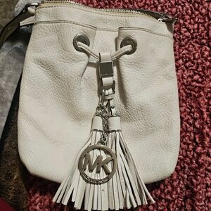 MICHAEL Michael Kors Small, White, Leather Crossbody Bag. Stunning!! ✨👜🤍 #Mich